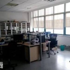 办公房900平整层出租，包含办公家具和空调，交通方便，环境好