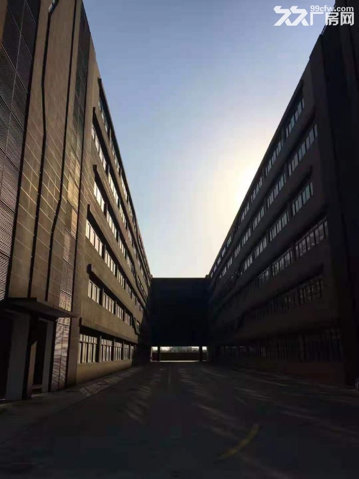 全新13万方厂房，市区交通便利，4.5~8米层高多面积厂房，有电水污水排污系统